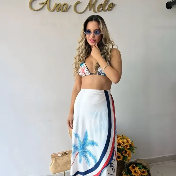 Biquíni estampado com canga branca de coqueiros