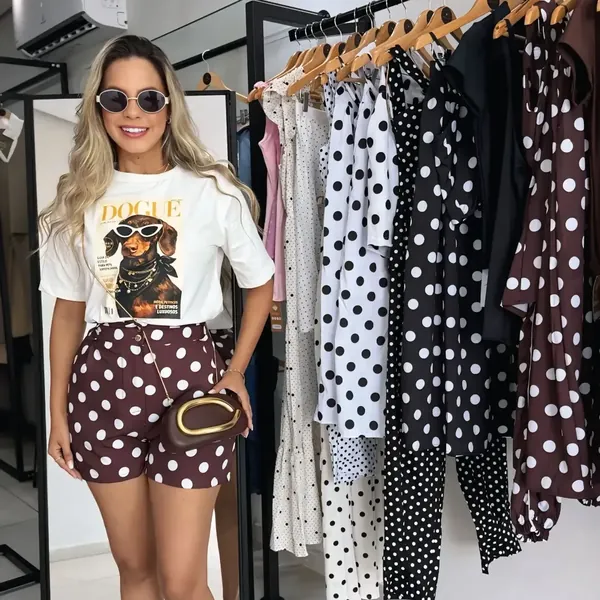 Camiseta estampada com short em poá marrom e branco
