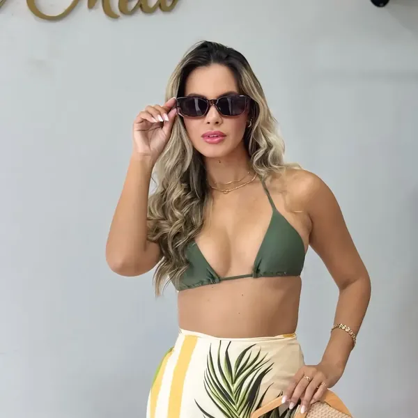 Biquíni verde militar com saia de estampa tropical